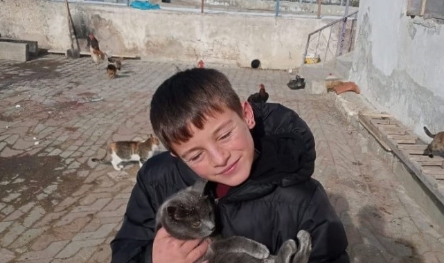 Bayburt'ta köy okulu öğrencileri sokak hayvanlarını besledi