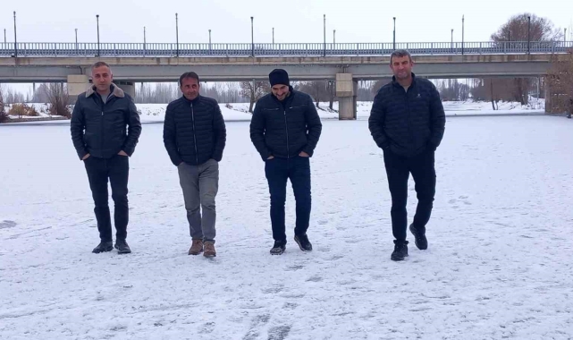 Bayburt'ta yüzeyi buz tutan nehrin üzerinde yürüyüş yaptılar