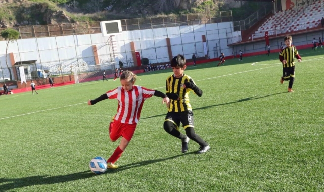 Bayraklı'da U-10 Cup Futbol Turnuvası başladı