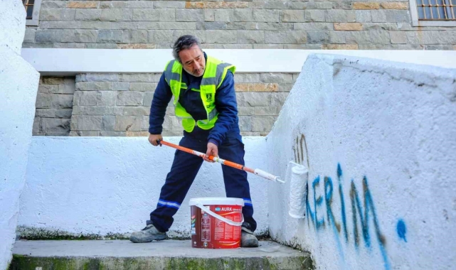 Belediye, görüntü kirliliği oluşturan yazıları temizliyor