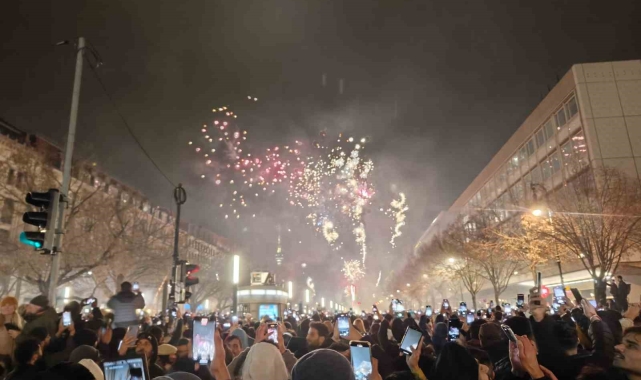 Berlin 2025'e havai fişek gösterileriyle girdi