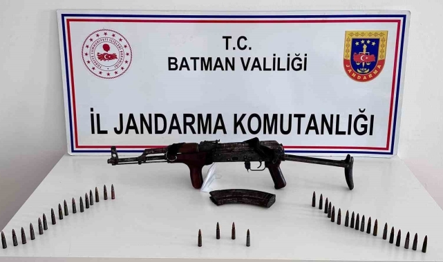 Beşiri'de bir evde yapılan aramada uzun namlulu kaçak silah ele geçirildi