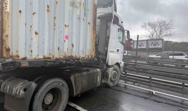 Beylikdüzü'nde E-5'te kaza: Makaslayan tır yolu kapattı