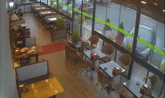 Beylikdüzü'nde nefes borusuna yemek kaçan adama Heimlich manevrası