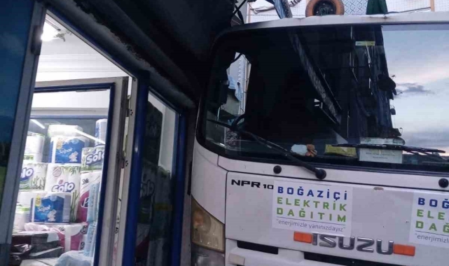 Beyoğlu'nda freni tutmadığı iddia edilen kamyonet markete çarptı: O anlar kamerada