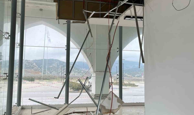 Bilecik Şehirlerarası Otobüs Terminali'nin alçı tavanı kısmen çöktü