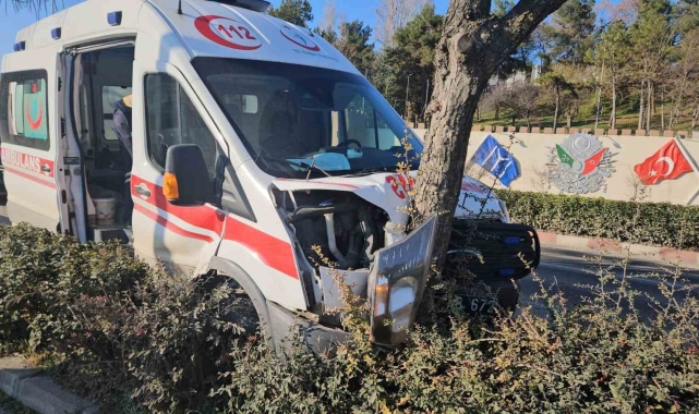Bilecik'te hasta taşıyan ambulans kaza yaptı