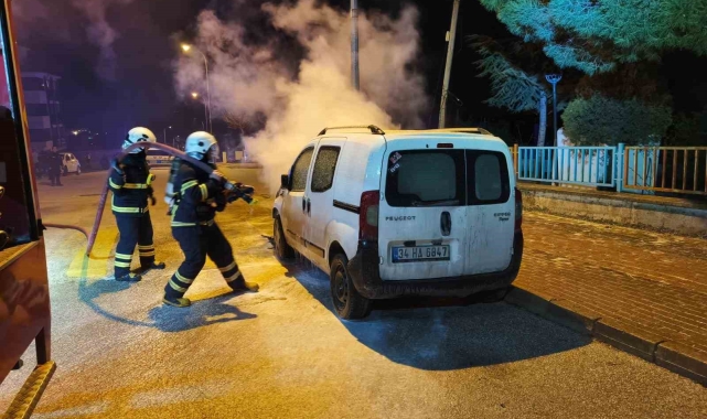 Bilecik'te park halindeki hafif ticari araç yandı