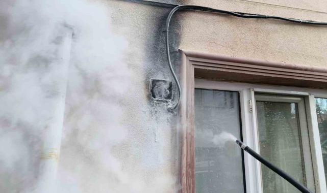 Bina girişindeki elektrik panosunda çıkan yangın korkuttu