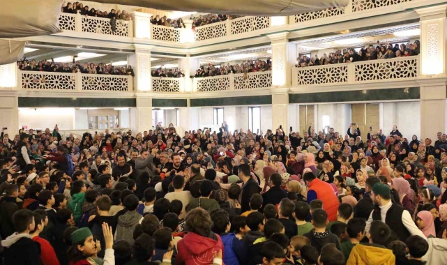 Binlerce çocuk camide buluştu