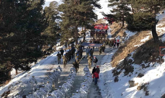 Binlerce kişi şehitler için Sarıkamış'ta yürüdü