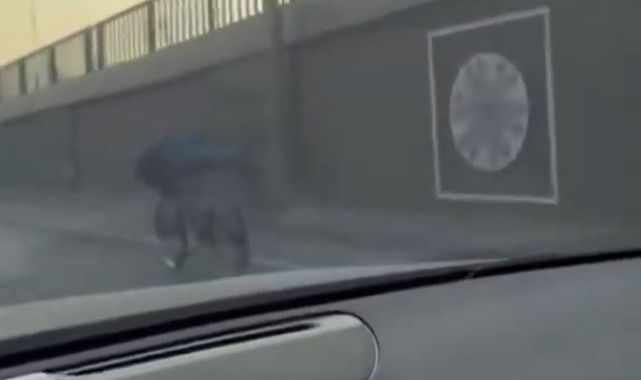 Bisikletin üstünde yatarak trafiği tehlikeye soktu