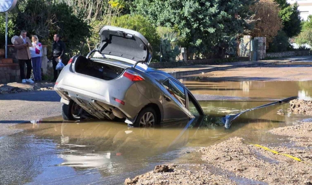 Bodrum'da isale hattı patladı, otomobil çukura düştü
