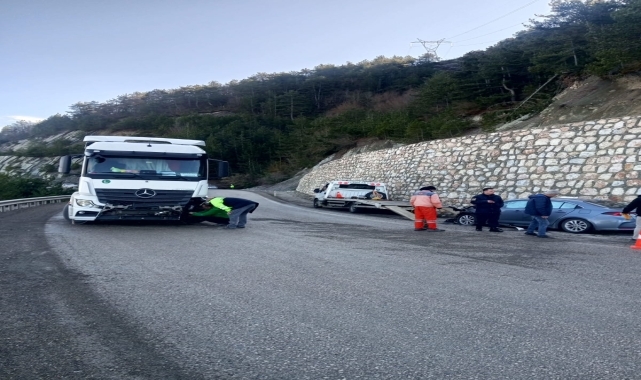 Bolu'da tırla çarpışan otomobildeki 4 kişi yaralandı