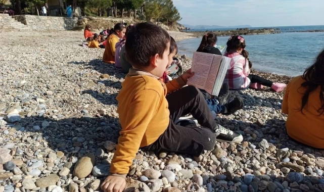 Bozyazı'da öğrenciler sahilde kitap okudu