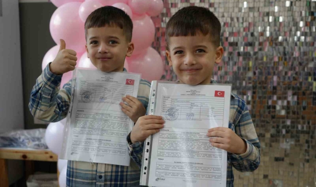 Bu okulda 16 ikiz öğrenci karne heyecanı yaşadı