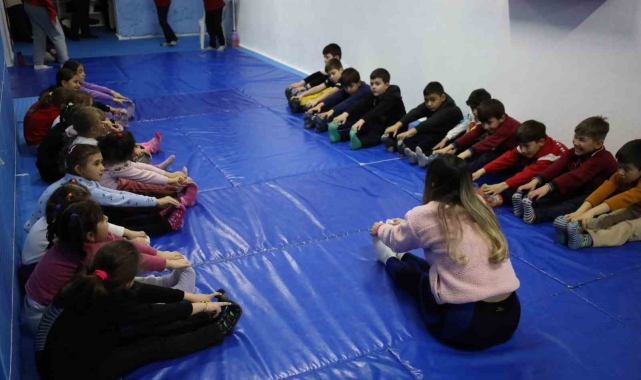 Bu okulun öğrencileri ders sonrası soluğu atölye ve spor salonlarında alıyor