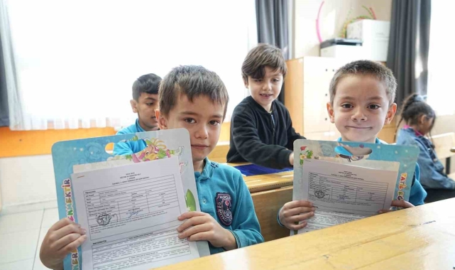 Burdur'da 41 bin 77 öğrenci karne sevinci yaşadı