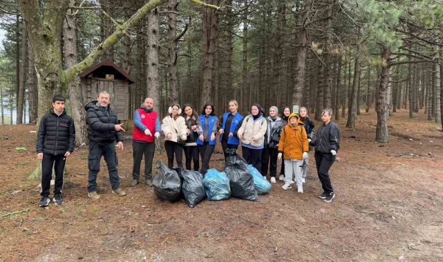 Burhaniyeli gençler Kazdağları'nda yürüdü, yaban hayvanlarına yem bıraktı