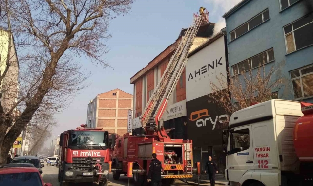 Bursa'da mobilya imalathanesinde yangın