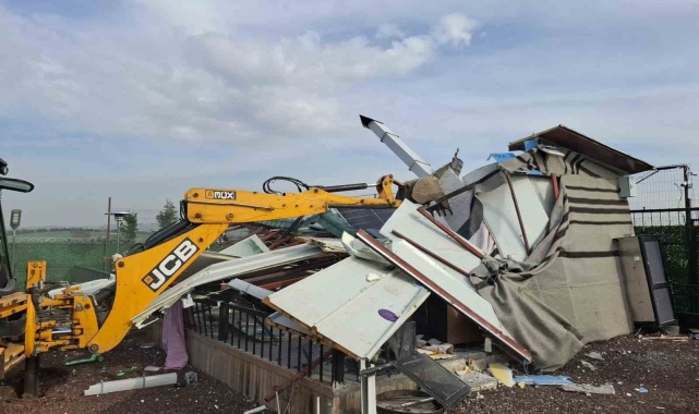 Büyükçekçekmece'de 14 kaçak yapı belediye ekipleri tarafından yıkıldı
