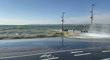 Büyükçekmece'de lodos etkisi: Dalgalar arasında böyle sörf yaptı