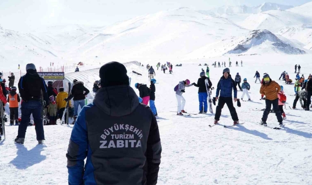 Büyükşehir zabıtası huzur ve esenlik için 724 görevde