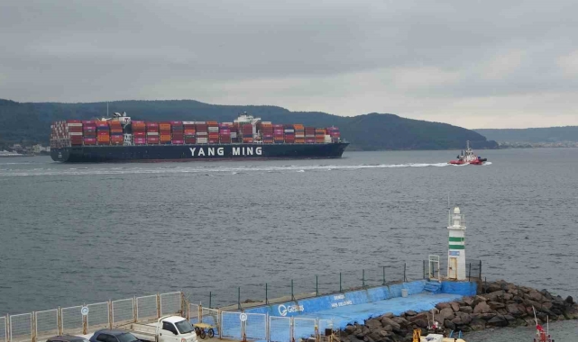 Çanakkale Boğazı'ndan geçen dev konteyner gemileri boğazı kapattı