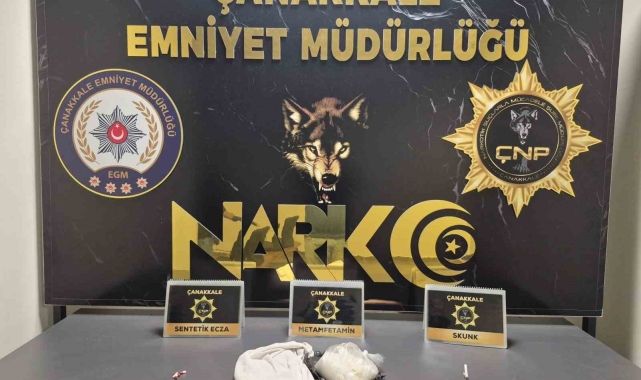 Çanakkale'de bir aracın yolcu koltuğunda piyasa değeri 3.5 milyon TL olan 1 kilo 50 gram metamfetamin ele geçirildi