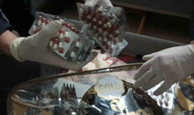 Çekyat altından binlerce uyuşturucu hap çıktı