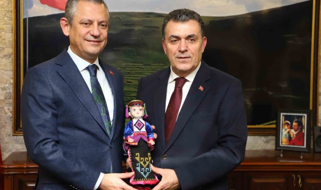 CHP Genel Başkanı Özgür Özel, Ardahan Belediyesini ziyaret etti