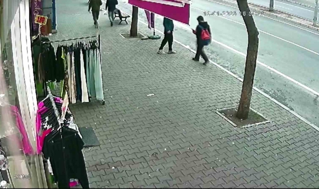 Çocuk kapkaççı güvenlik kamerasında