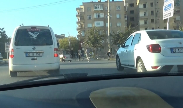 Çocukların tehlikeli oyunu kamerada