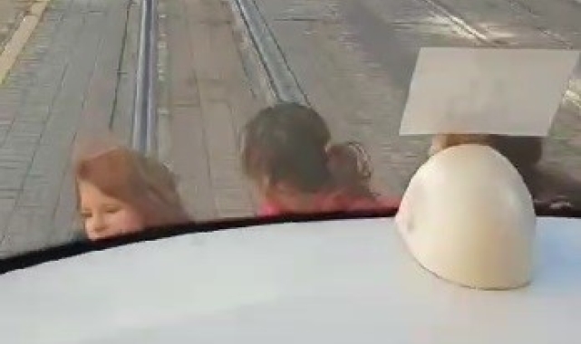 Çocukların tramvaydaki tehlike oyunu görenleri hayrete düşürdü
