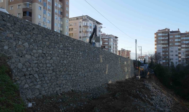 Çöken istinat duvarı onarılıyor