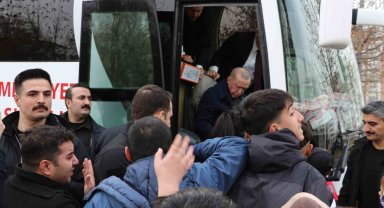 Cumhurbaşkanı Erdoğan çocuklara oyuncak dağıtıp harçlık verdi