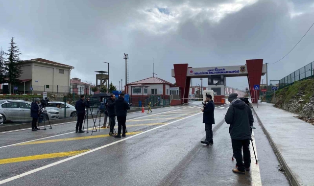 DEM Parti heyeti Figen Yüksekdağ ile Semra Güzel'i ziyaret ediyor