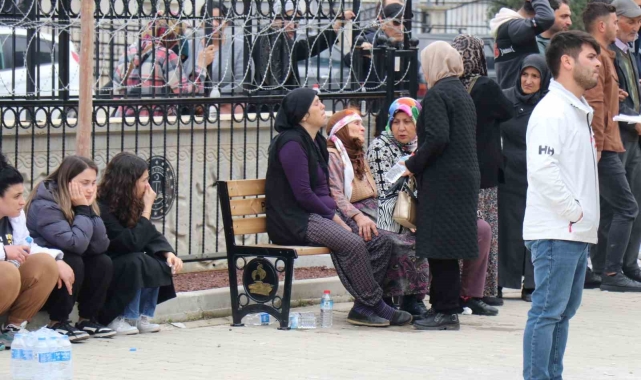 Denizli'de işçi servisi kazasında hayatını kaybedenlerin acılı aileleri adli tıp önünde cenazeleri almayı bekliyor