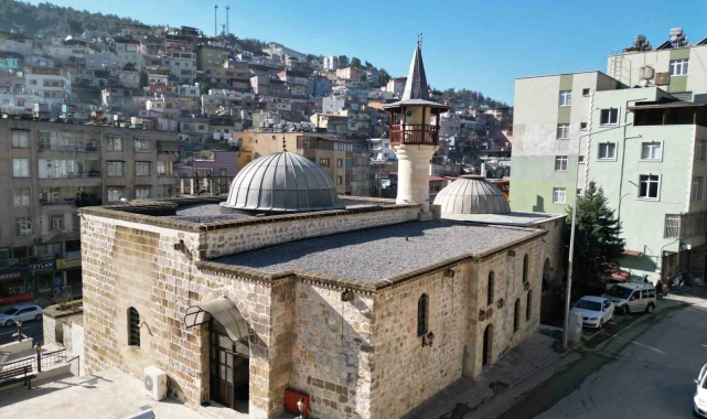 Depremde hasar alan cami tarihi cami restorasyon çalışmasının ardından ibadete açıldı
