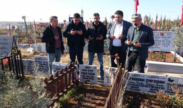 Depremde hayatını kaybeden gazeteciler mezarları başında anıldı