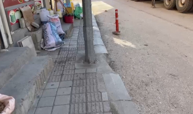 Dicle Elektrik ekipleri diktikleri elektrik direğiyle engelli yolunu kapattı, vatandaş tepki gösterdi