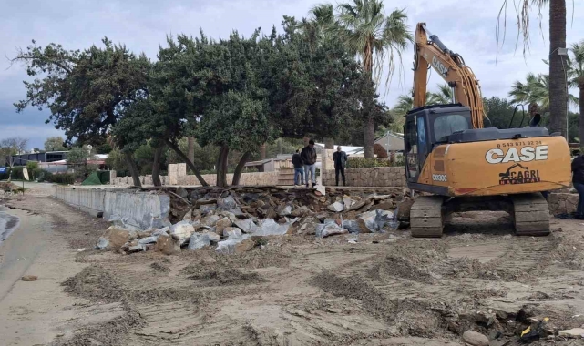 Didim'de kaçak yapıların yıkımına başlandı