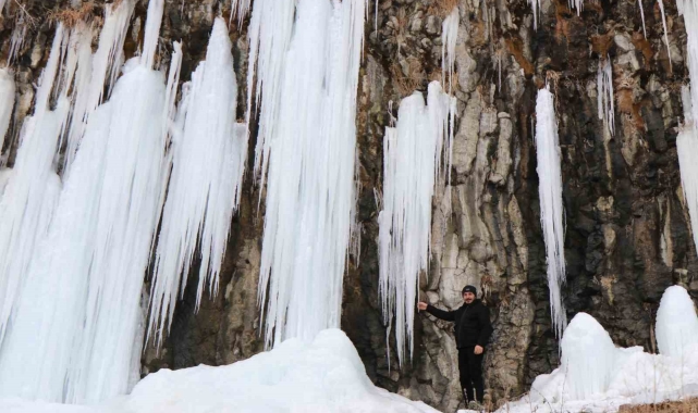 Diyadin&#039;de 35 metrelik buz sarkıtları