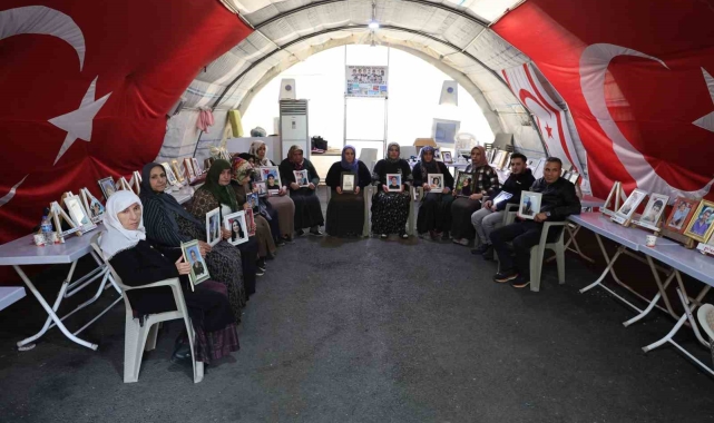 Diyarbakır anneleri çözüm süreci isteyerek evlatlarına "teslim ol" çağrısında bulundu
