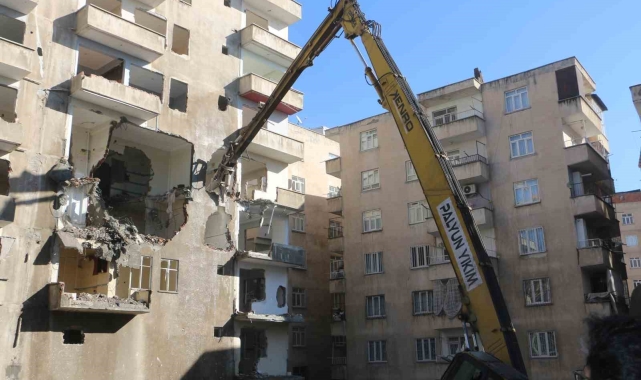 Diyarbakır'da depremden etkilenen ağır hasarlı binaların yıkımı devam ediyor