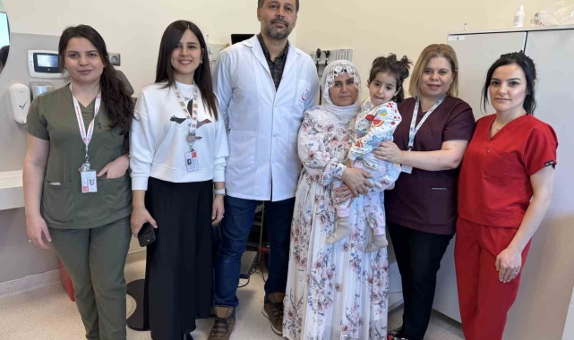 Doğuştan işitme kaybı olan minik Yüsra, beyin sapı implantı ilk kez duydu