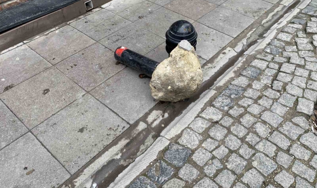 Duyarsız sürücüler tarafından sürekli kırılan dubalar