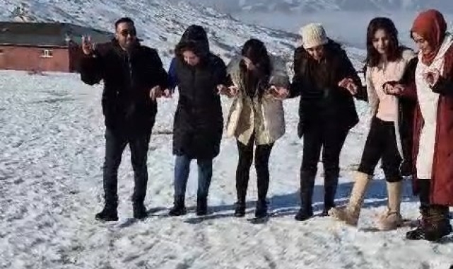 Elazığ'da kar üstünde halay