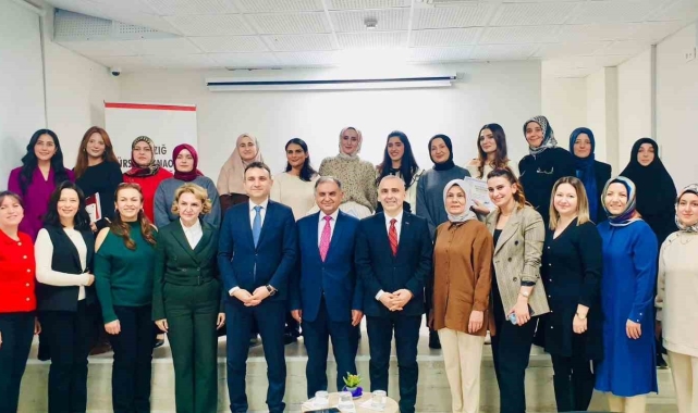 Elazığ'da öğretmen adayları sertifikalarını aldı