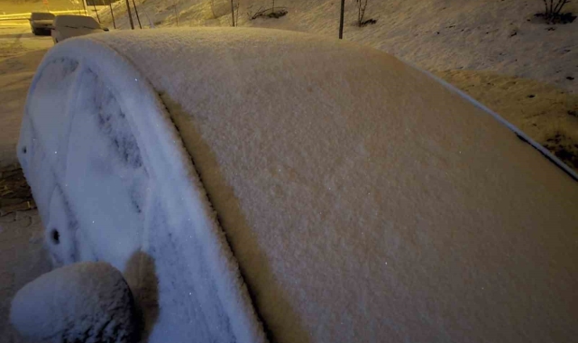 Elazığ'da sıcaklık eksilere kadar düştü: Araç camları buz tuttu